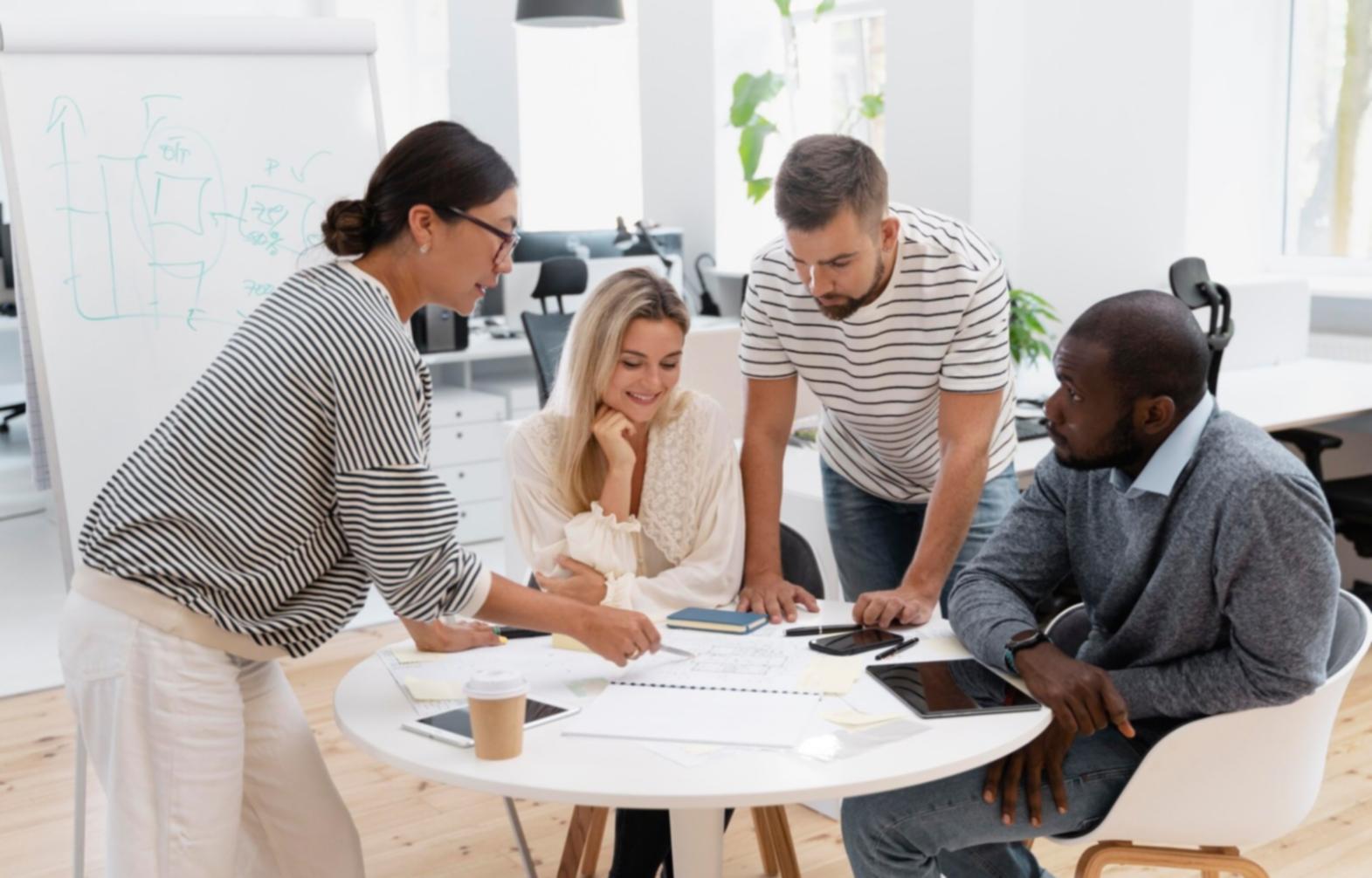 Teilnehmer arbeitet konzentriert an Excel-Finanzmodellen auf modernem Laptop