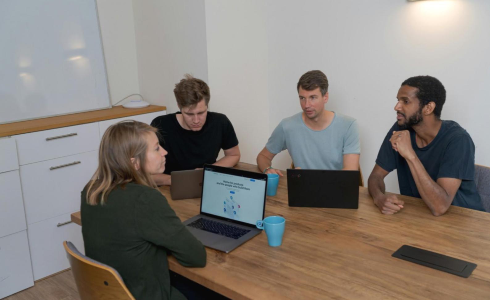 Moderne Lernumgebung mit Teilnehmern bei Gruppenarbeit an Finanzmodellen